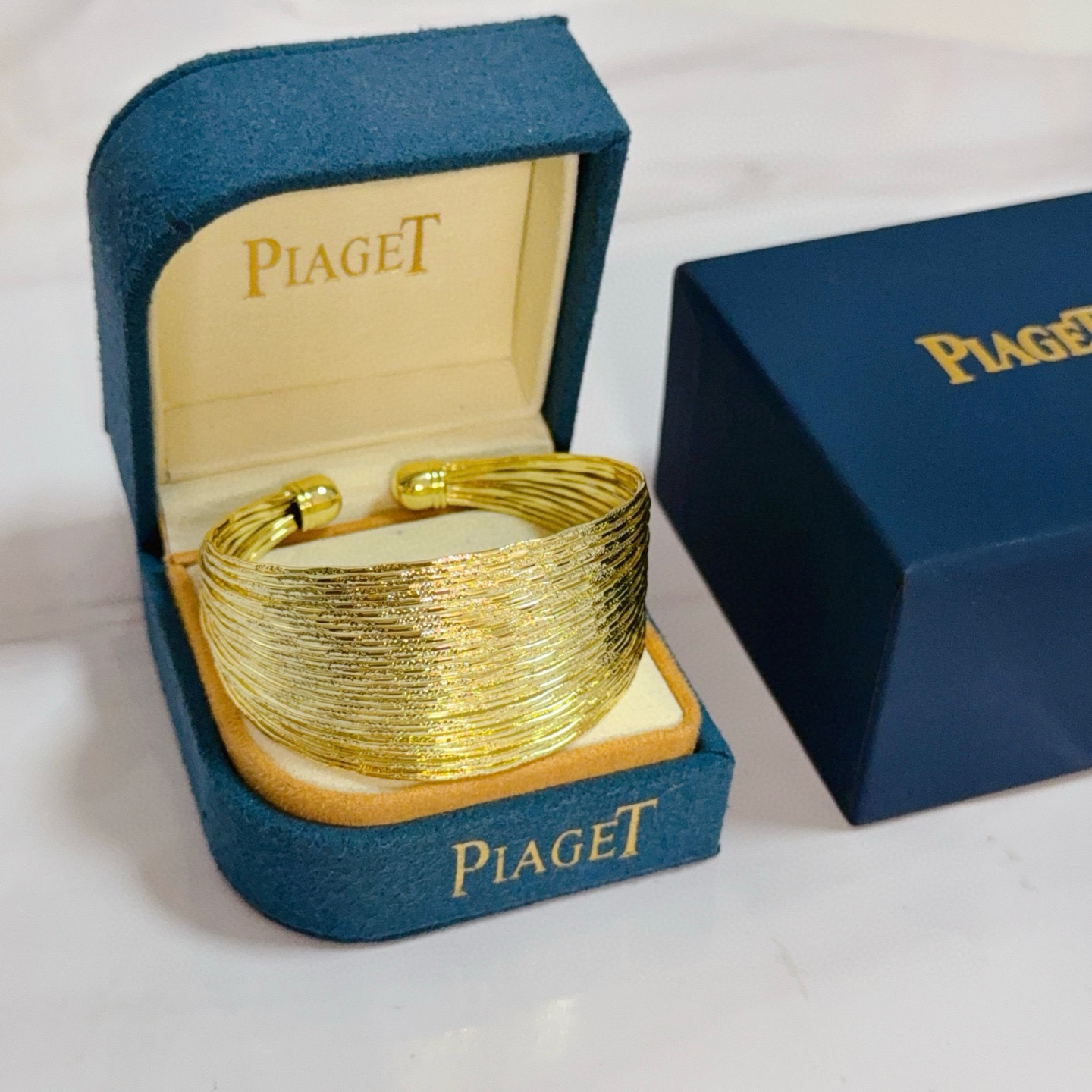 NO:754819,Piaget wide bracelet is a high-end customized version, made of V gold, with luxurious details in every detail. The metal texture and texture complement each other and shine under the light, reflecting the luxury and elegance. Whether it is a business occasion or a sweet date, it can highlight the delicacy and elegance. It is so beautiful when you get it. It is definitely your dream bracelet., jewelry boutique, Piaget, bracelet19860909Piaget伯爵宽手镯 高端定制版本 ,V金材质 ,细节处尽显奢华.金属质感与纹理相互映衬,光线之下,熠熠生辉,体现了奢华与典雅的气质.无论是商务场合还是甜蜜约会都能凸显精致和优雅~上手都太美了,绝对是你的梦中情镯.,饰品精品,piaget,bracelet,Jewelry