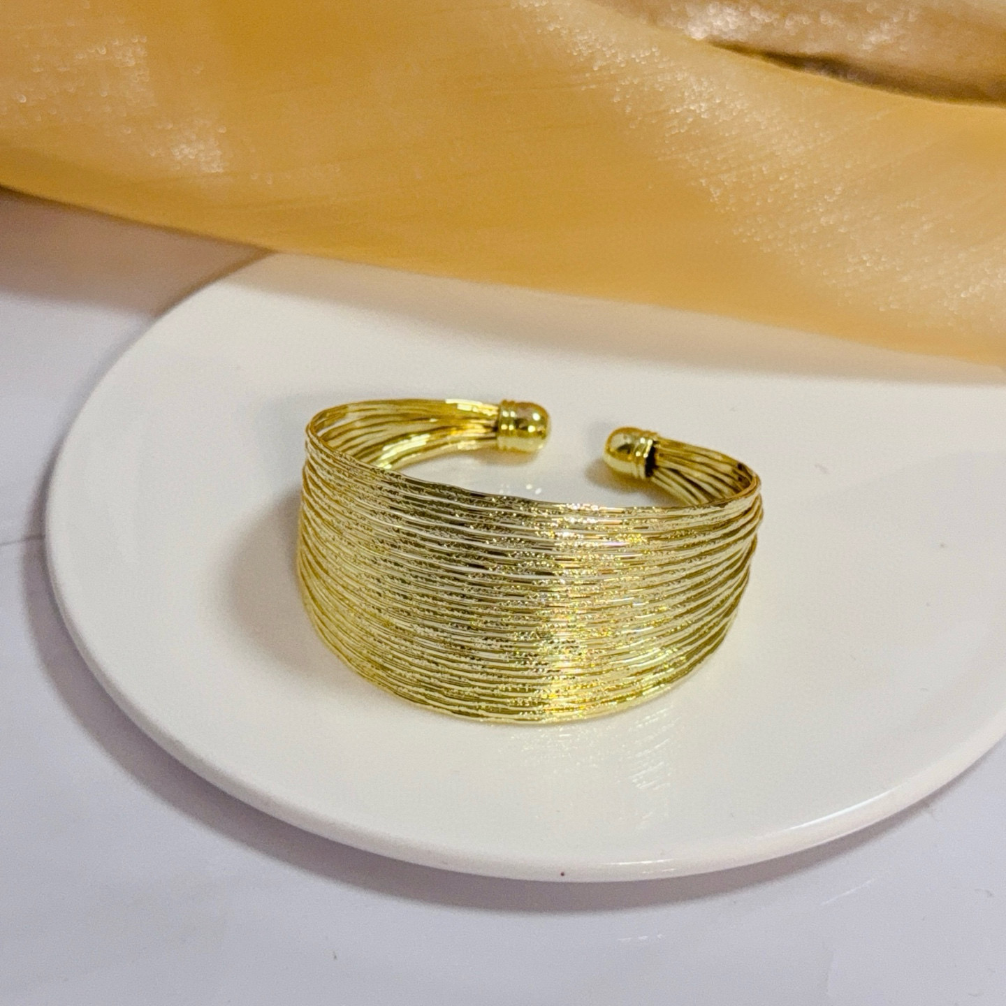 Piaget伯爵宽手镯 高端定制版本 ，V金材质 ，细节处尽显奢华。金属质感与纹理相互映衬，光线之下，熠