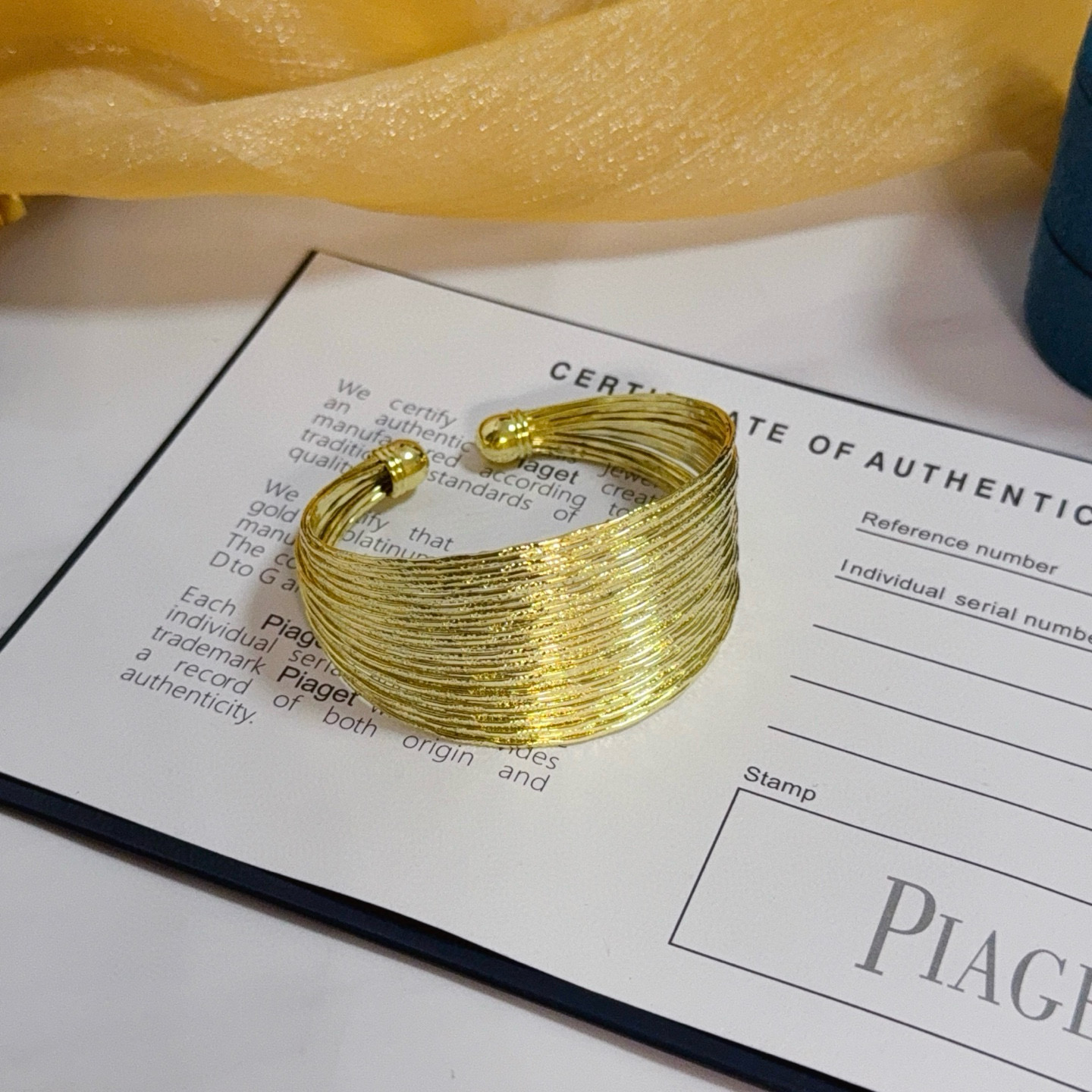 Piaget伯爵宽手镯 高端定制版本 ，V金材质 ，细节处尽显奢华。金属质感与纹理相互映衬，光线之下，熠