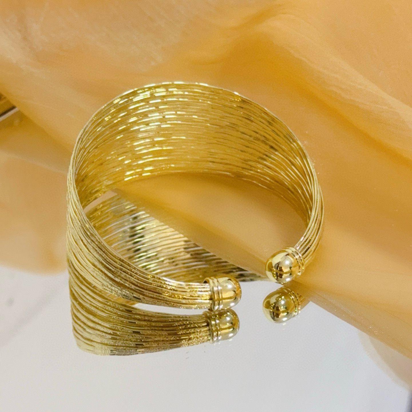 Piaget伯爵宽手镯 高端定制版本 ，V金材质 ，细节处尽显奢华。金属质感与纹理相互映衬，光线之下，熠