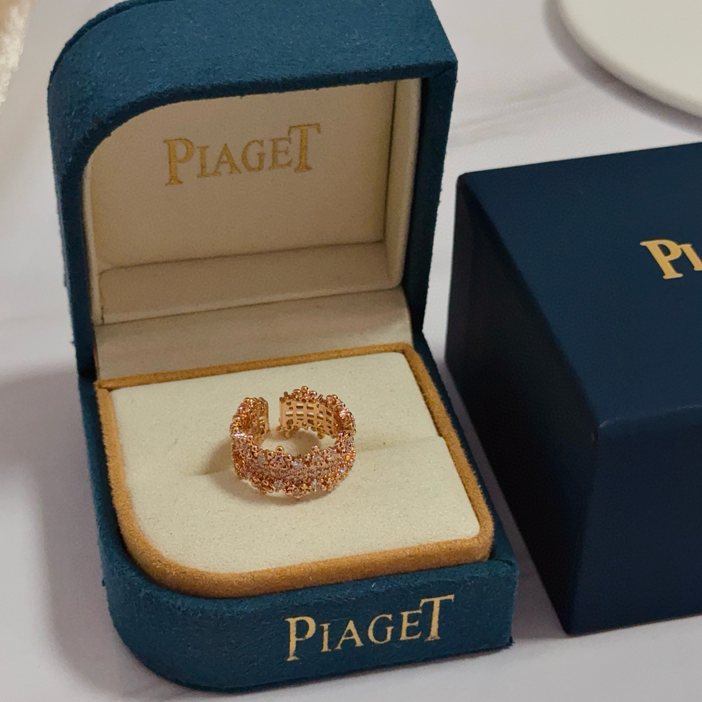 NO:754822,Piaget's high-end customized version of the hand ring is inlaid with diamonds, made of V gold material, and is full of luxury in every detail. The metal texture and texture complement each other, and shine under the light, reflecting the luxury and elegance. Whether it is a business occasion or a sweet date, it can highlight the delicacy and elegance~ It is so beautiful to get it, it is definitely your dream bracelet., jewelry boutique, Piaget, ring19860909Piaget伯爵手戒指 高端定制版本 镶嵌钻工艺 ,V金材质 ,细节处尽显奢华.金属质感与纹理相互映衬,光线之下,熠熠生辉,体现了奢华与典雅的气质.无论是商务场合还是甜蜜约会都能凸显精致和优雅~上手都太美了,绝对是你的梦中情镯.,饰品精品,piaget,ring,Jewelry