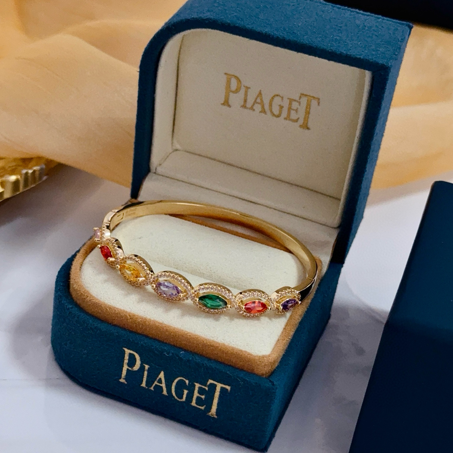 Piaget伯爵手镯 高端定制版本 镶嵌钻工艺 ，V金材质 ，细节处尽显奢华。金属质感与纹理相互映衬，光