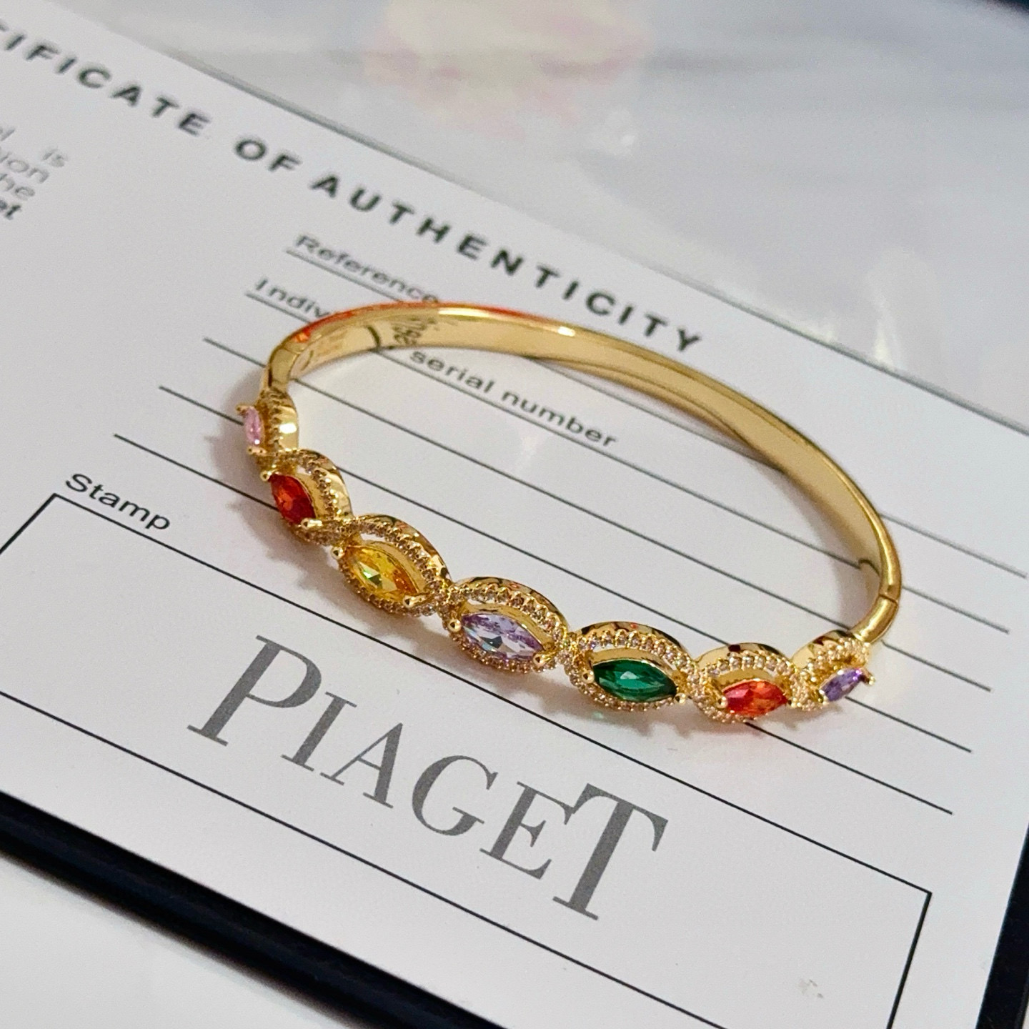 Piaget伯爵手镯 高端定制版本 镶嵌钻工艺 ，V金材质 ，细节处尽显奢华。金属质感与纹理相互映衬，光