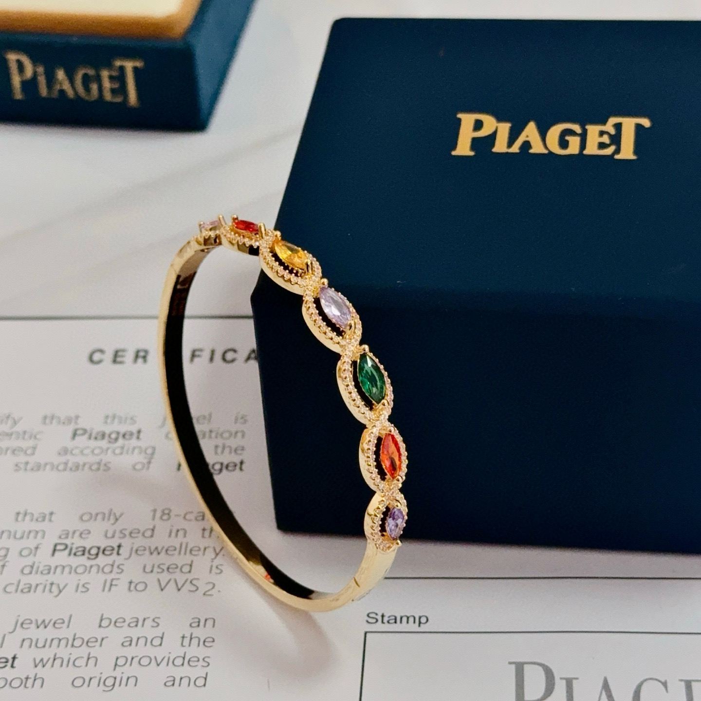 Piaget伯爵手镯 高端定制版本 镶嵌钻工艺 ，V金材质 ，细节处尽显奢华。金属质感与纹理相互映衬，光