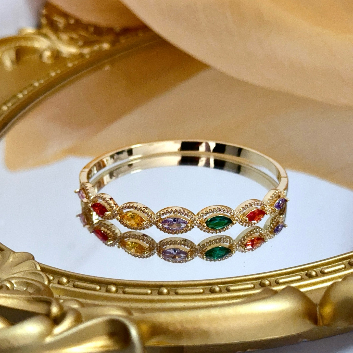 Piaget伯爵手镯 高端定制版本 镶嵌钻工艺 ，V金材质 ，细节处尽显奢华。金属质感与纹理相互映衬，光