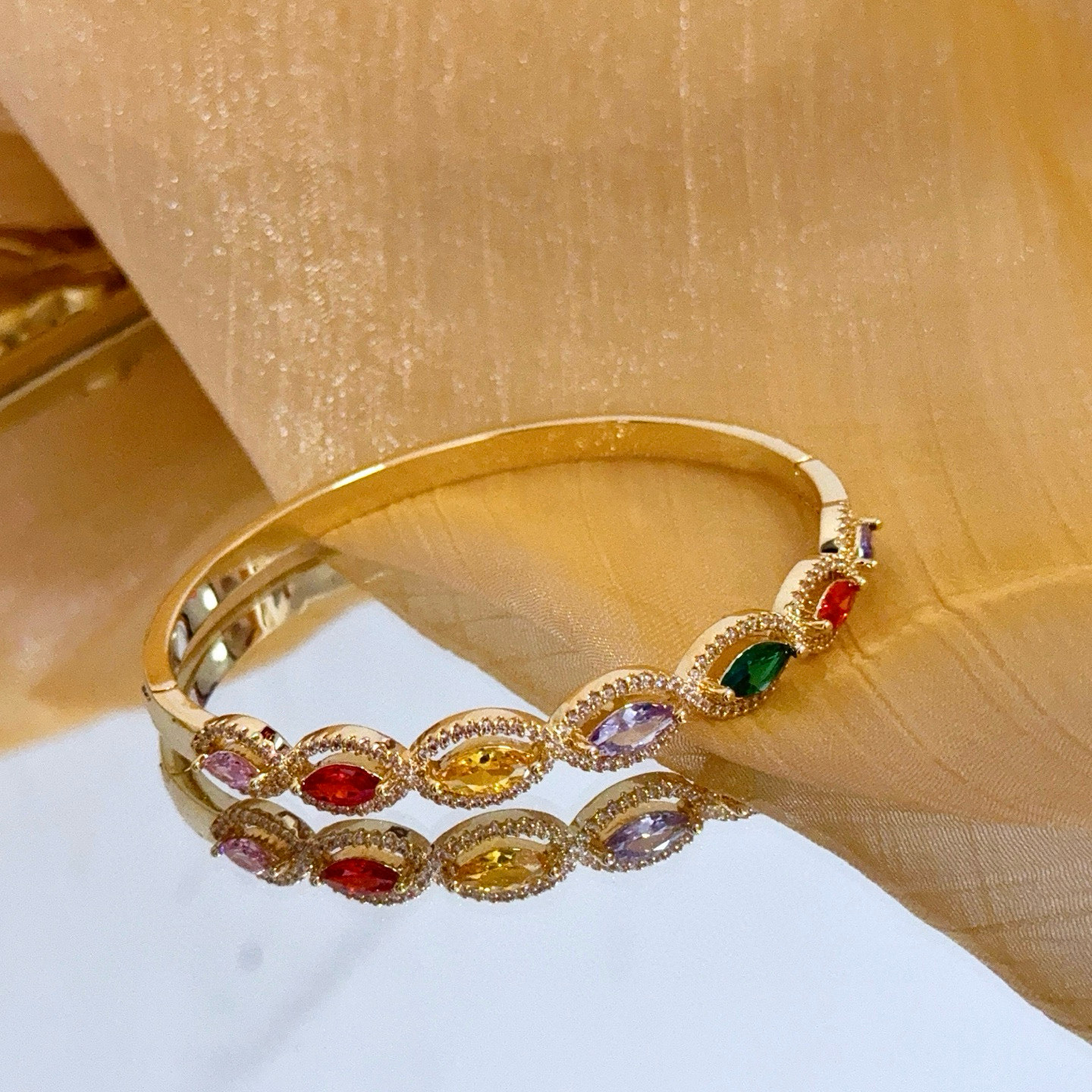 Piaget伯爵手镯 高端定制版本 镶嵌钻工艺 ，V金材质 ，细节处尽显奢华。金属质感与纹理相互映衬，光