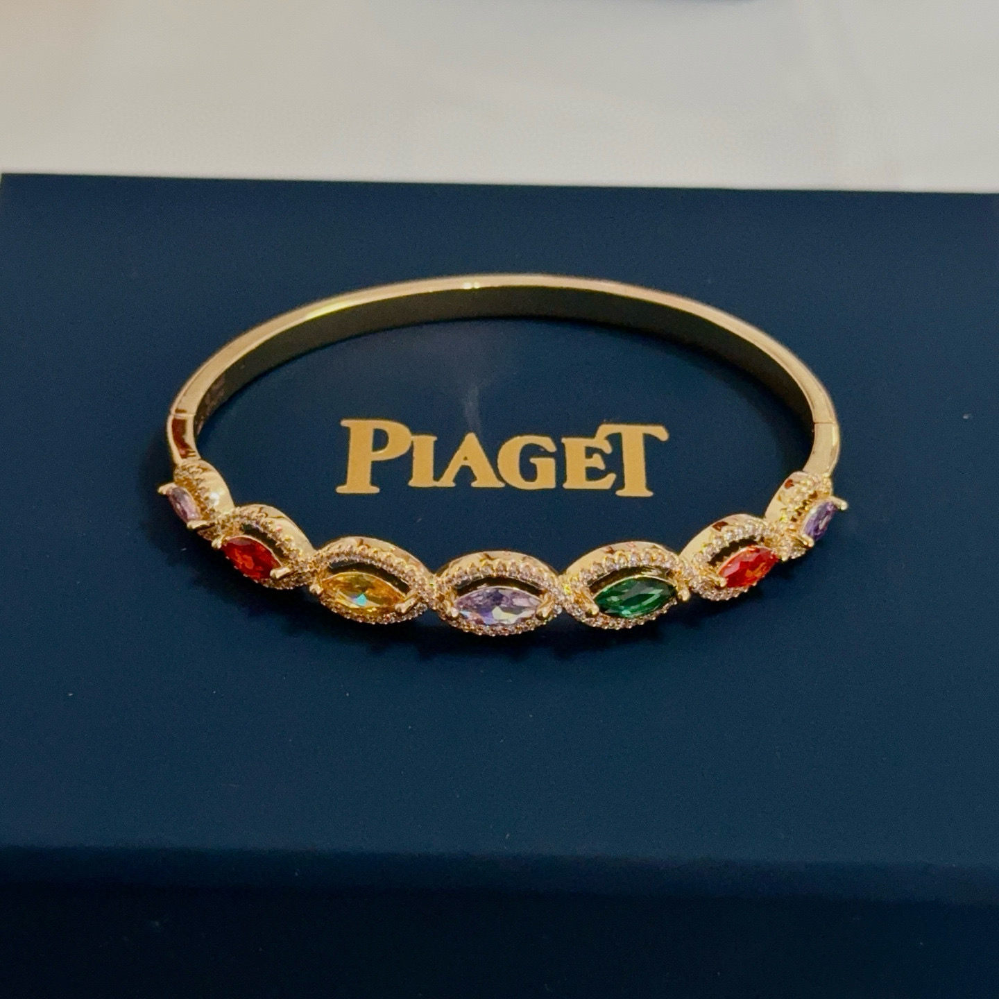 Piaget伯爵手镯 高端定制版本 镶嵌钻工艺 ，V金材质 ，细节处尽显奢华。金属质感与纹理相互映衬，光