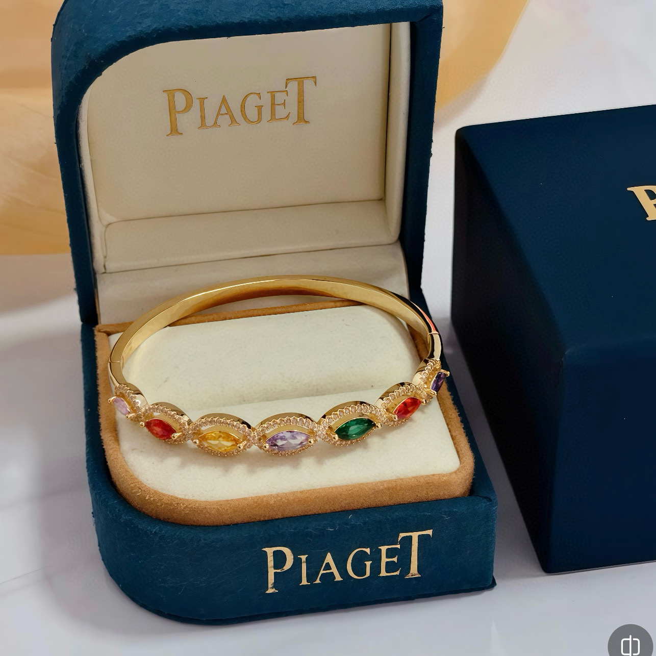 NO:754828,Piaget bracelet is a high-end customized version with inlaid diamond craftsmanship and V-gold material. The details are luxurious. The metal texture and texture complement each other and shine under the light, reflecting the luxury and elegance. Whether it is a business occasion or a sweet date, it can highlight delicacy and elegance. It is so beautiful when you get it. It is definitely your dream bracelet., jewelry boutique, Piaget, bracelet19860909Piaget伯爵手镯 高端定制版本 镶嵌钻工艺 ,V金材质 ,细节处尽显奢华.金属质感与纹理相互映衬,光线之下,熠熠生辉,体现了奢华与典雅的气质.无论是商务场合还是甜蜜约会都能凸显精致和优雅~上手都太美了,绝对是你的梦中情镯.,饰品精品,piaget,bracelet,Jewelry