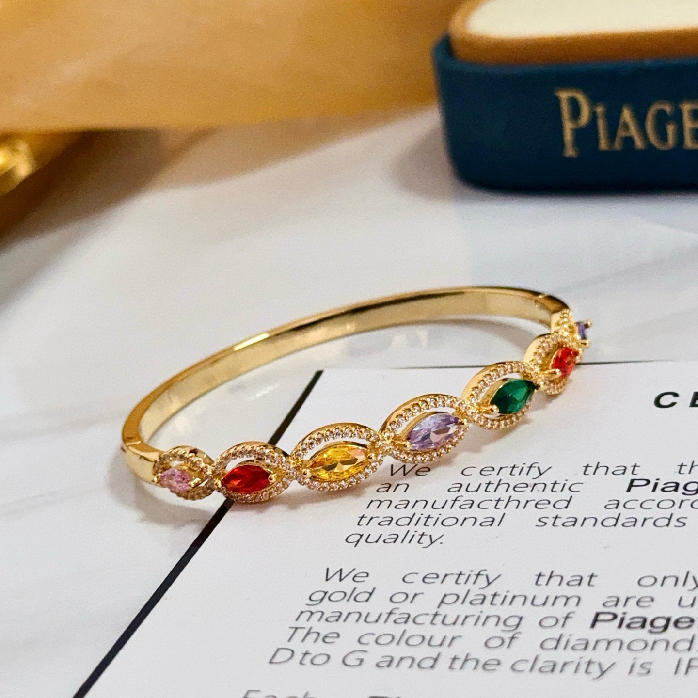 Piaget伯爵手镯 高端定制版本 镶嵌钻工艺 ，V金材质 ，细节处尽显奢华。金属质感与纹理相互映衬，光