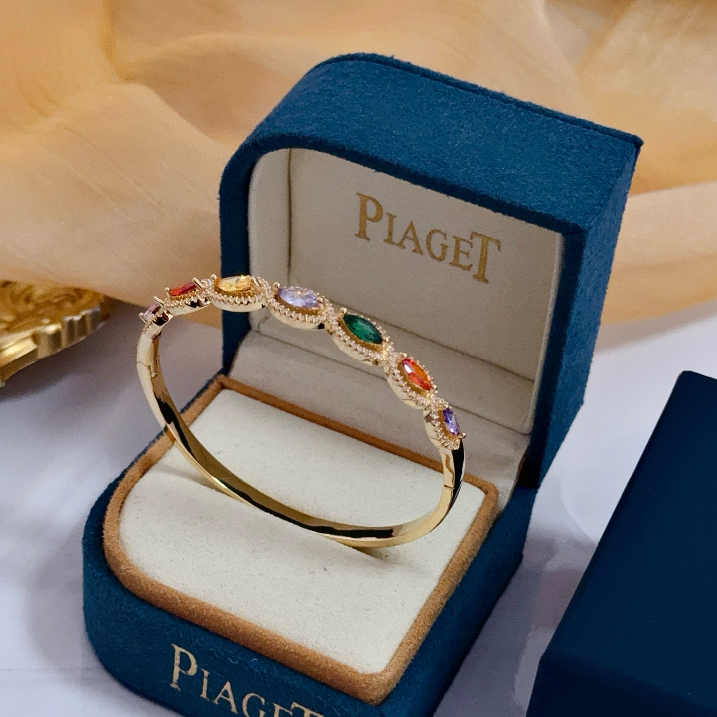 Piaget伯爵手镯 高端定制版本 镶嵌钻工艺 ，V金材质 ，细节处尽显奢华。金属质感与纹理相互映衬，光