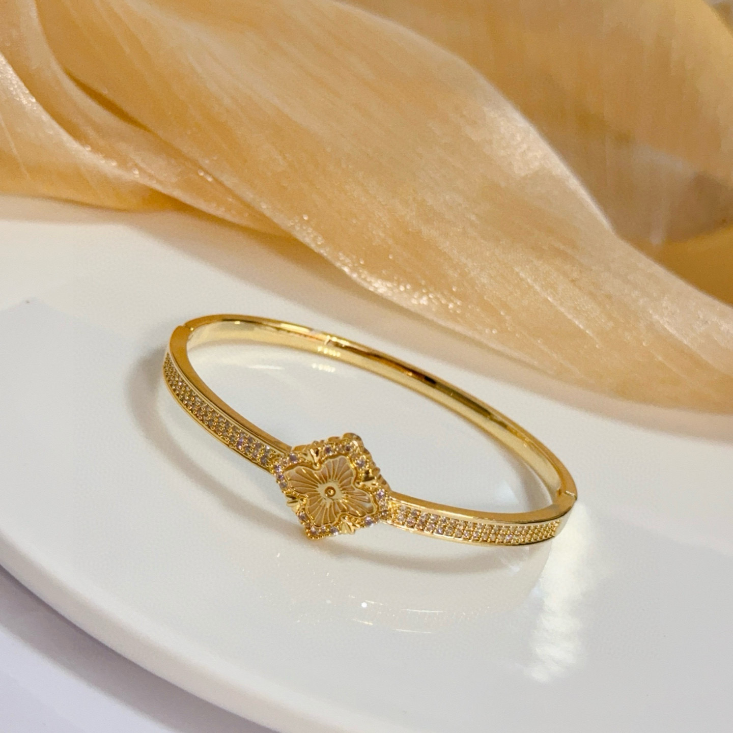 Piaget伯爵手镯， 高端定制版本 镶嵌钻工艺 ，V金材质 ，细节处尽显奢华。金属质感与纹理相互映衬，