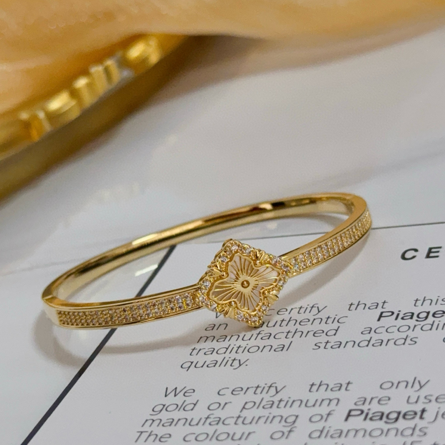 Piaget伯爵手镯， 高端定制版本 镶嵌钻工艺 ，V金材质 ，细节处尽显奢华。金属质感与纹理相互映衬，