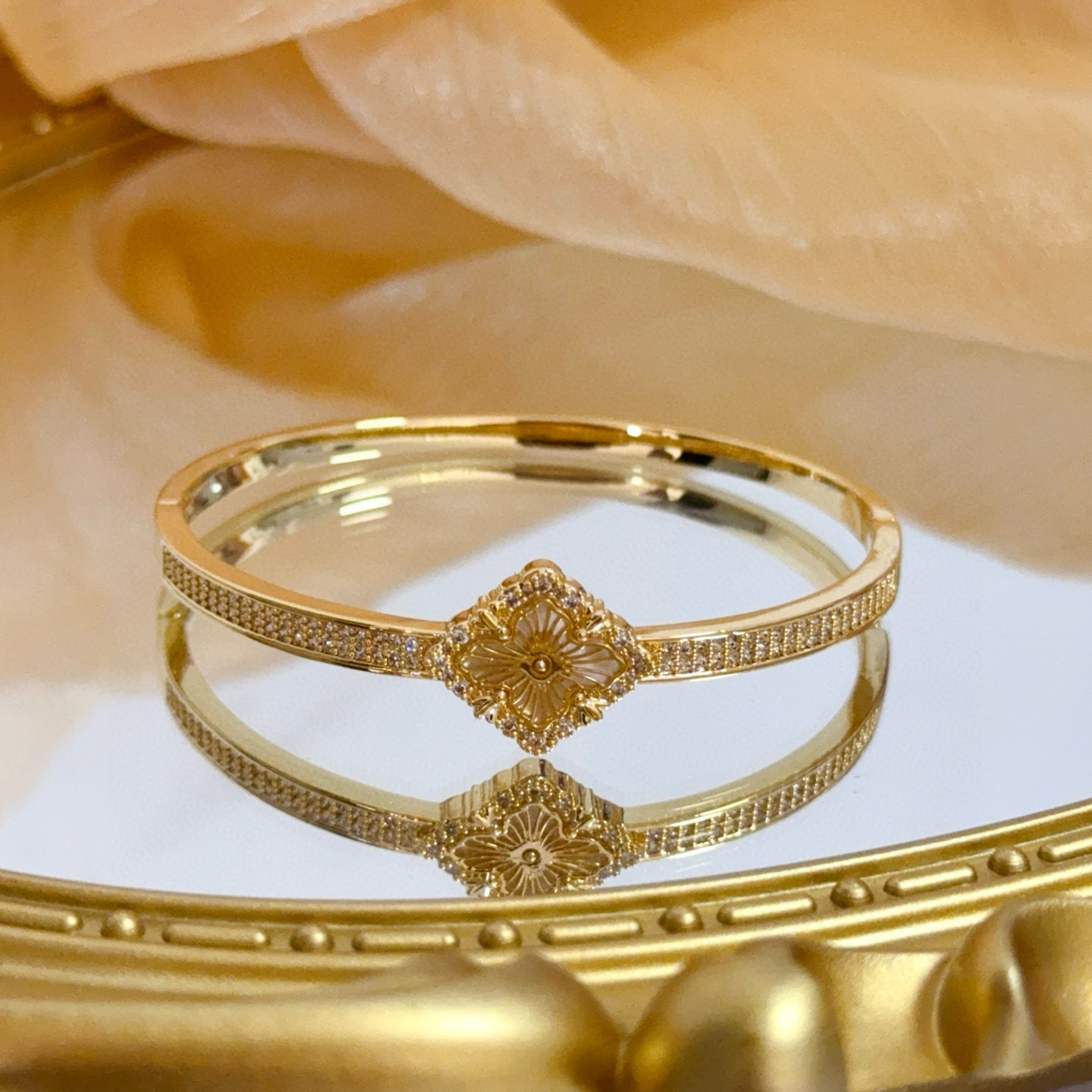 Piaget伯爵手镯， 高端定制版本 镶嵌钻工艺 ，V金材质 ，细节处尽显奢华。金属质感与纹理相互映衬，