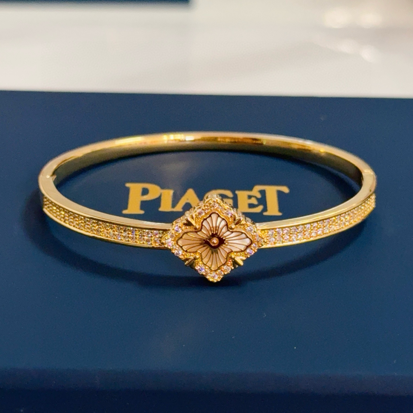 Piaget伯爵手镯， 高端定制版本 镶嵌钻工艺 ，V金材质 ，细节处尽显奢华。金属质感与纹理相互映衬，