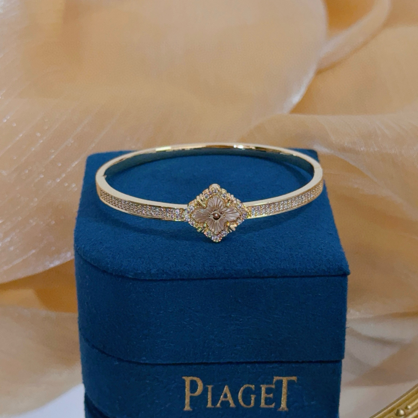 Piaget伯爵手镯， 高端定制版本 镶嵌钻工艺 ，V金材质 ，细节处尽显奢华。金属质感与纹理相互映衬，