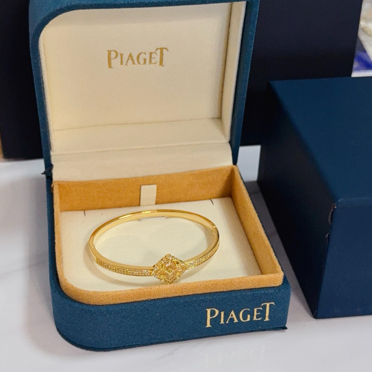 Piaget伯爵手镯， 高端定制版本 镶嵌钻工艺 ，V金材质 ，细节处尽显奢华。金属质感与纹理相互映衬，