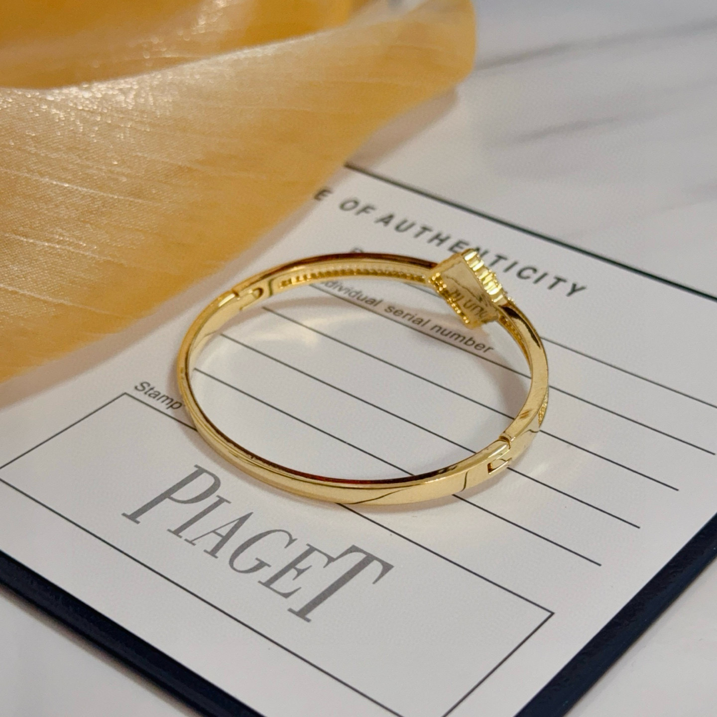 Piaget伯爵手镯， 高端定制版本 镶嵌钻工艺 ，V金材质 ，细节处尽显奢华。金属质感与纹理相互映衬，