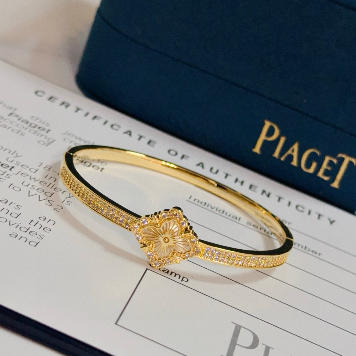 Piaget伯爵手镯， 高端定制版本 镶嵌钻工艺 ，V金材质 ，细节处尽显奢华。金属质感与纹理相互映衬，