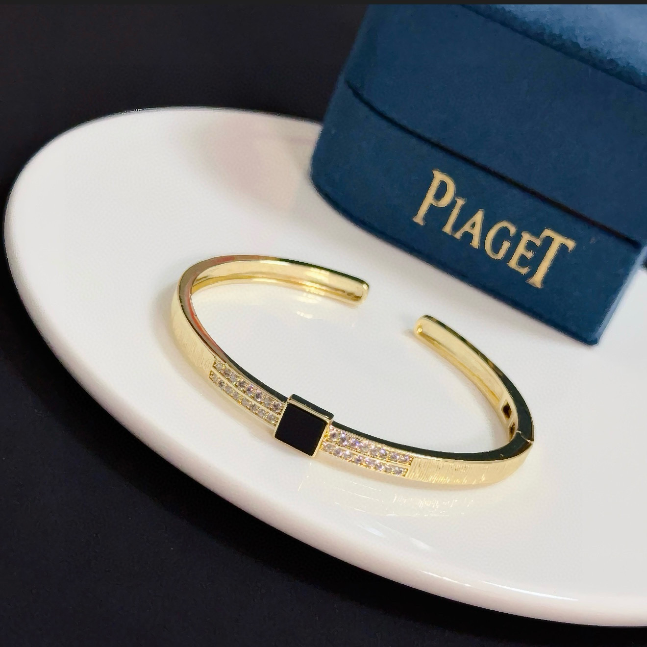 Piaget伯爵手镯， 高端定制版本 镶嵌钻工艺 ，V金材质 ，细节处尽显奢华。金属质感与纹理相互映衬，