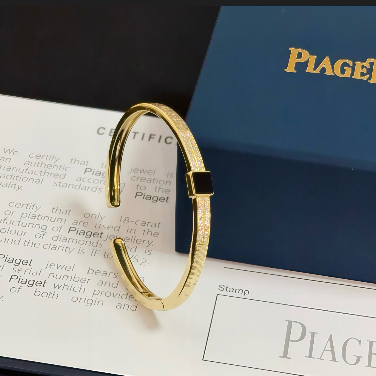 Piaget伯爵手镯， 高端定制版本 镶嵌钻工艺 ，V金材质 ，细节处尽显奢华。金属质感与纹理相互映衬，