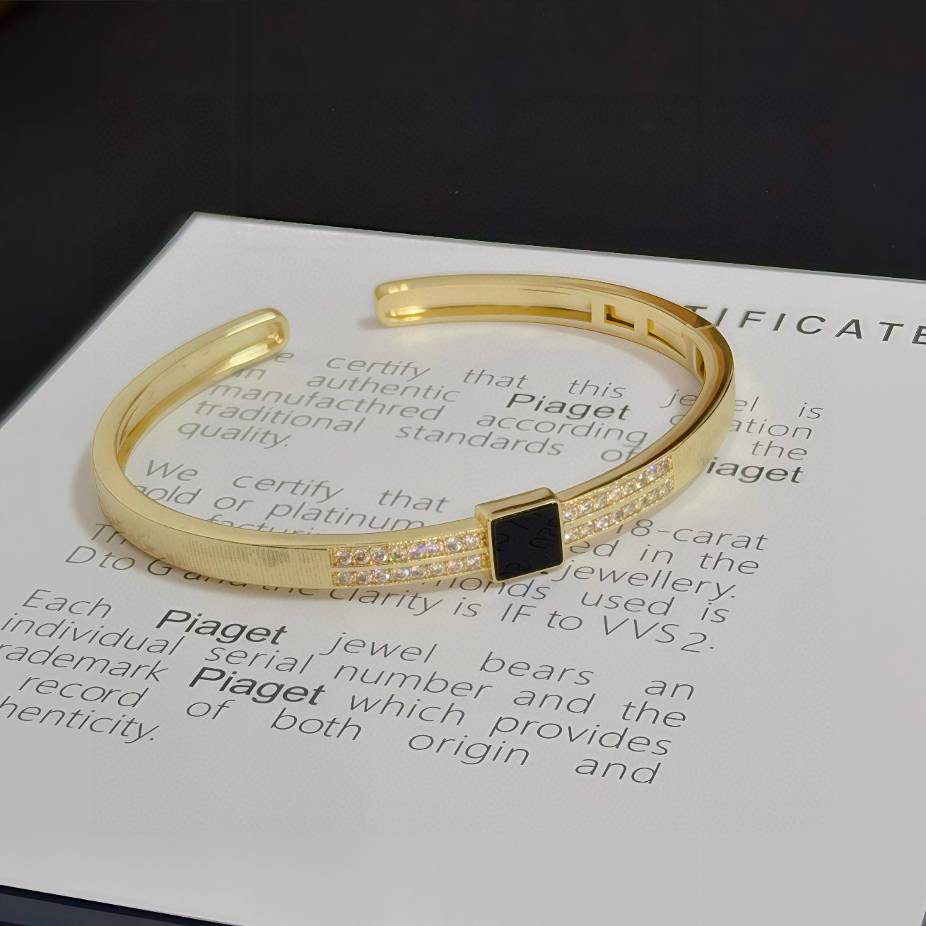 Piaget伯爵手镯， 高端定制版本 镶嵌钻工艺 ，V金材质 ，细节处尽显奢华。金属质感与纹理相互映衬，