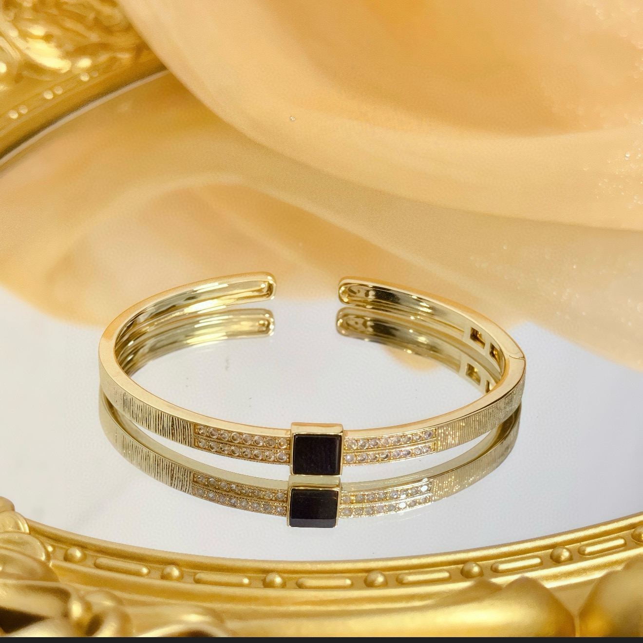 Piaget伯爵手镯， 高端定制版本 镶嵌钻工艺 ，V金材质 ，细节处尽显奢华。金属质感与纹理相互映衬，