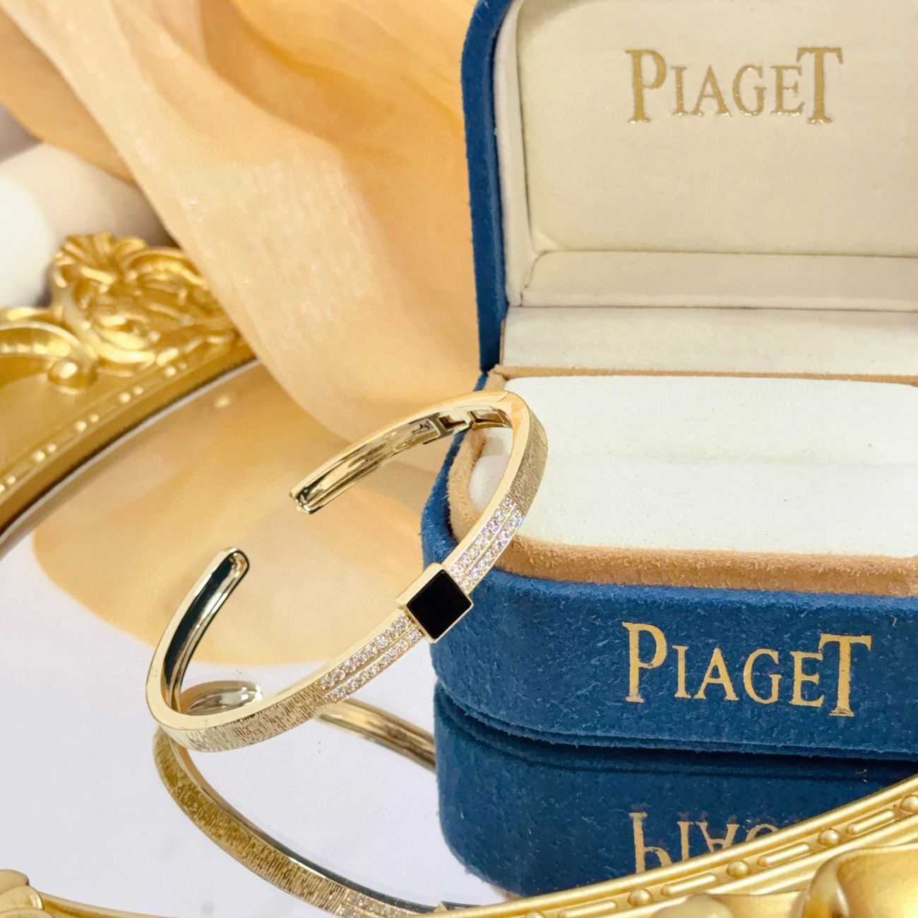 Piaget伯爵手镯， 高端定制版本 镶嵌钻工艺 ，V金材质 ，细节处尽显奢华。金属质感与纹理相互映衬，