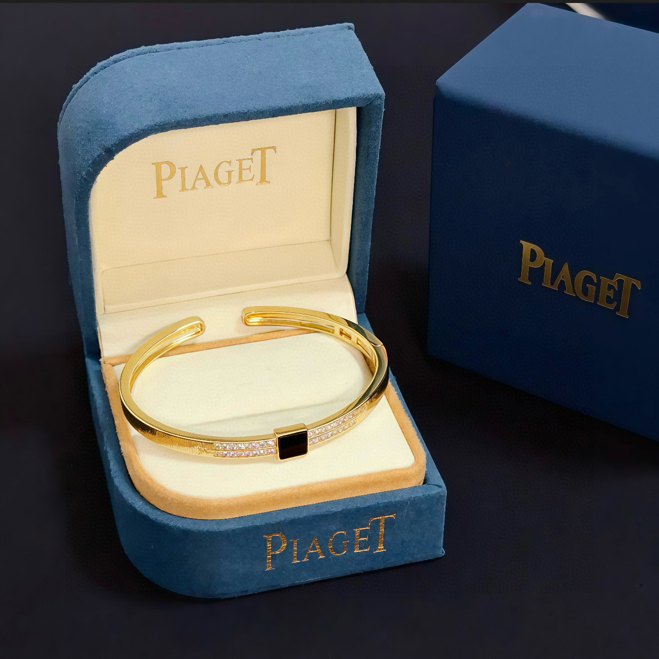 NO:754831,Piaget bracelet, high-end customized version, inlaid with diamonds, made of V gold material, showing luxury in every detail. The metal texture and texture complement each other, shining under the light, reflecting the luxury and elegance. Whether it is a business occasion or a sweet date, it can highlight the delicacy and elegance~ It is so beautiful to get it, it is definitely your dream bracelet., jewelry boutique, Piaget, bracelet19860909Piaget伯爵手镯, 高端定制版本 镶嵌钻工艺 ,V金材质 ,细节处尽显奢华.金属质感与纹理相互映衬,光线之下,熠熠生辉,体现了奢华与典雅的气质.无论是商务场合还是甜蜜约会都能凸显精致和优雅~上手都太美了,绝对是你的梦中情镯.,饰品精品,piaget,bracelet,Jewelry