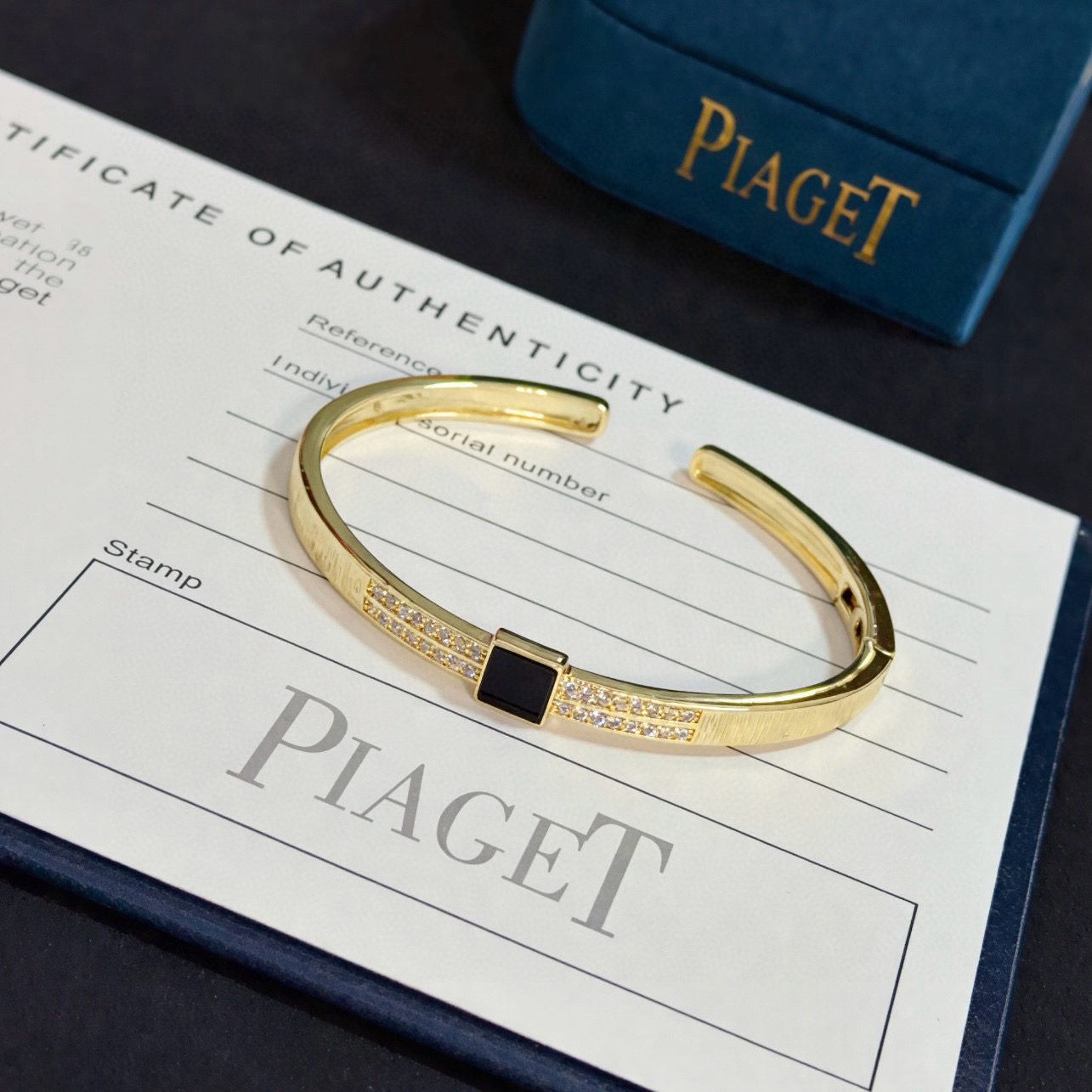 Piaget伯爵手镯， 高端定制版本 镶嵌钻工艺 ，V金材质 ，细节处尽显奢华。金属质感与纹理相互映衬，
