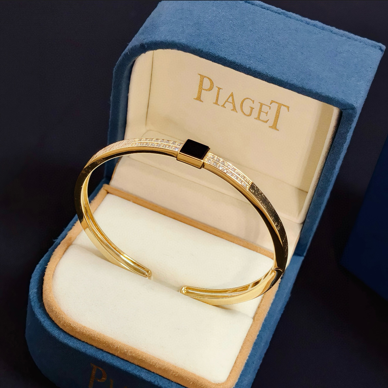 Piaget伯爵手镯， 高端定制版本 镶嵌钻工艺 ，V金材质 ，细节处尽显奢华。金属质感与纹理相互映衬，