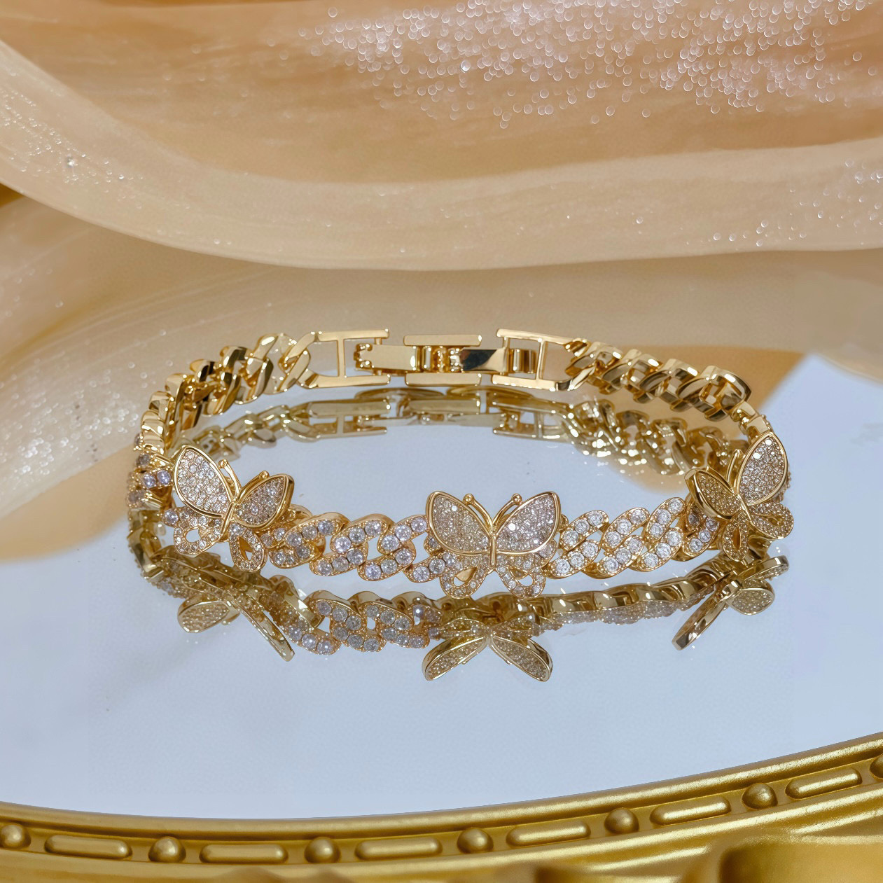 Piaget伯爵手链 高端定制版本 镶嵌钻工艺 ，V金材质 ，细节处尽显奢华。金属质感与纹理相互映衬，光