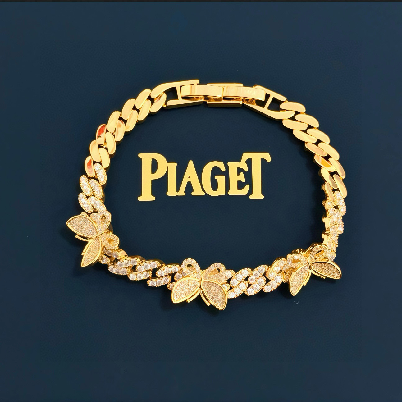 Piaget伯爵手链 高端定制版本 镶嵌钻工艺 ，V金材质 ，细节处尽显奢华。金属质感与纹理相互映衬，光