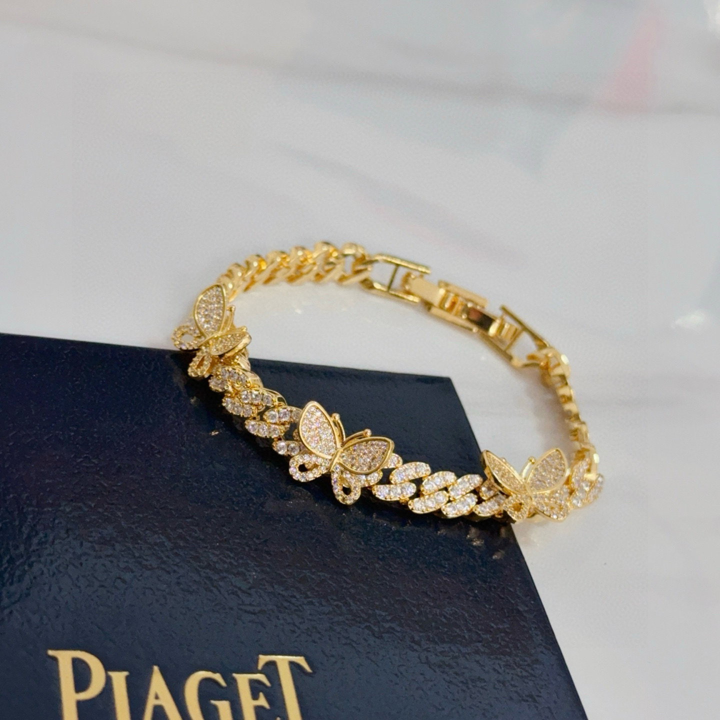 Piaget伯爵手链 高端定制版本 镶嵌钻工艺 ，V金材质 ，细节处尽显奢华。金属质感与纹理相互映衬，光