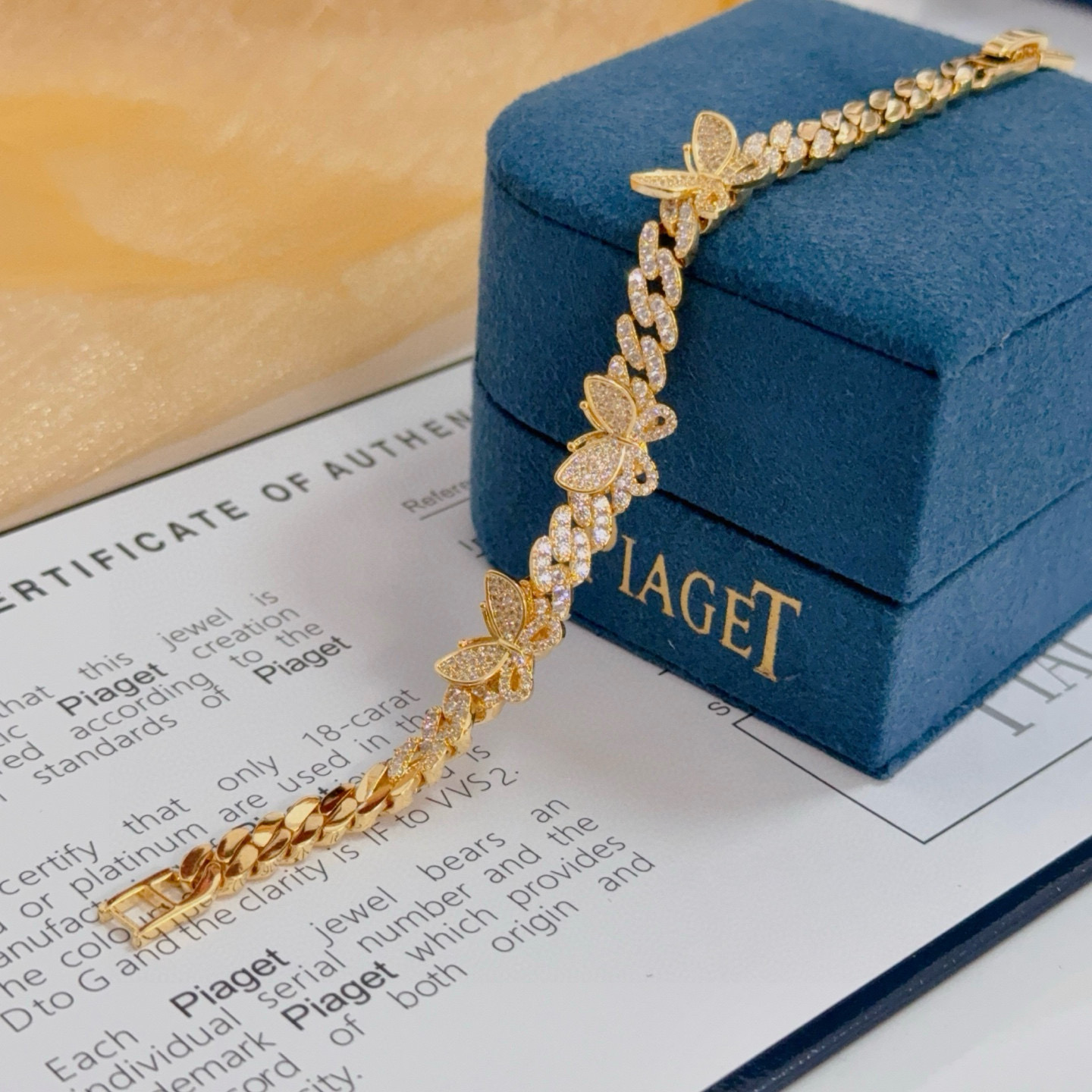 Piaget伯爵手链 高端定制版本 镶嵌钻工艺 ，V金材质 ，细节处尽显奢华。金属质感与纹理相互映衬，光