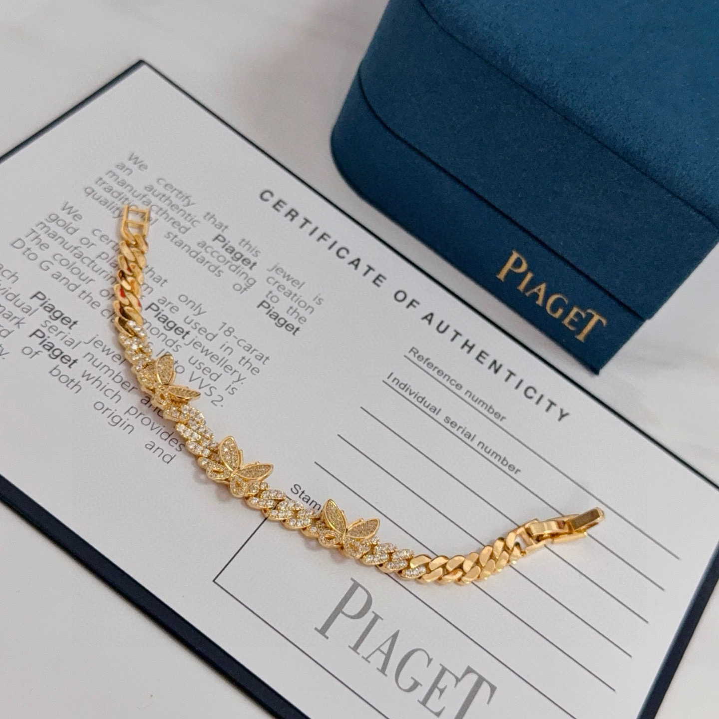 Piaget伯爵手链 高端定制版本 镶嵌钻工艺 ，V金材质 ，细节处尽显奢华。金属质感与纹理相互映衬，光