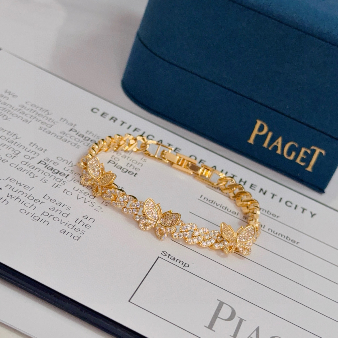 Piaget伯爵手链 高端定制版本 镶嵌钻工艺 ，V金材质 ，细节处尽显奢华。金属质感与纹理相互映衬，光