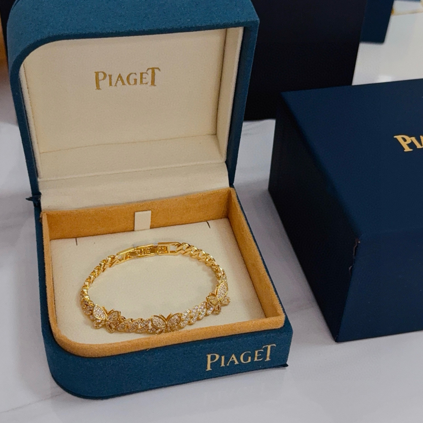 Piaget伯爵手链 高端定制版本 镶嵌钻工艺 ，V金材质 ，细节处尽显奢华。金属质感与纹理相互映衬，光
