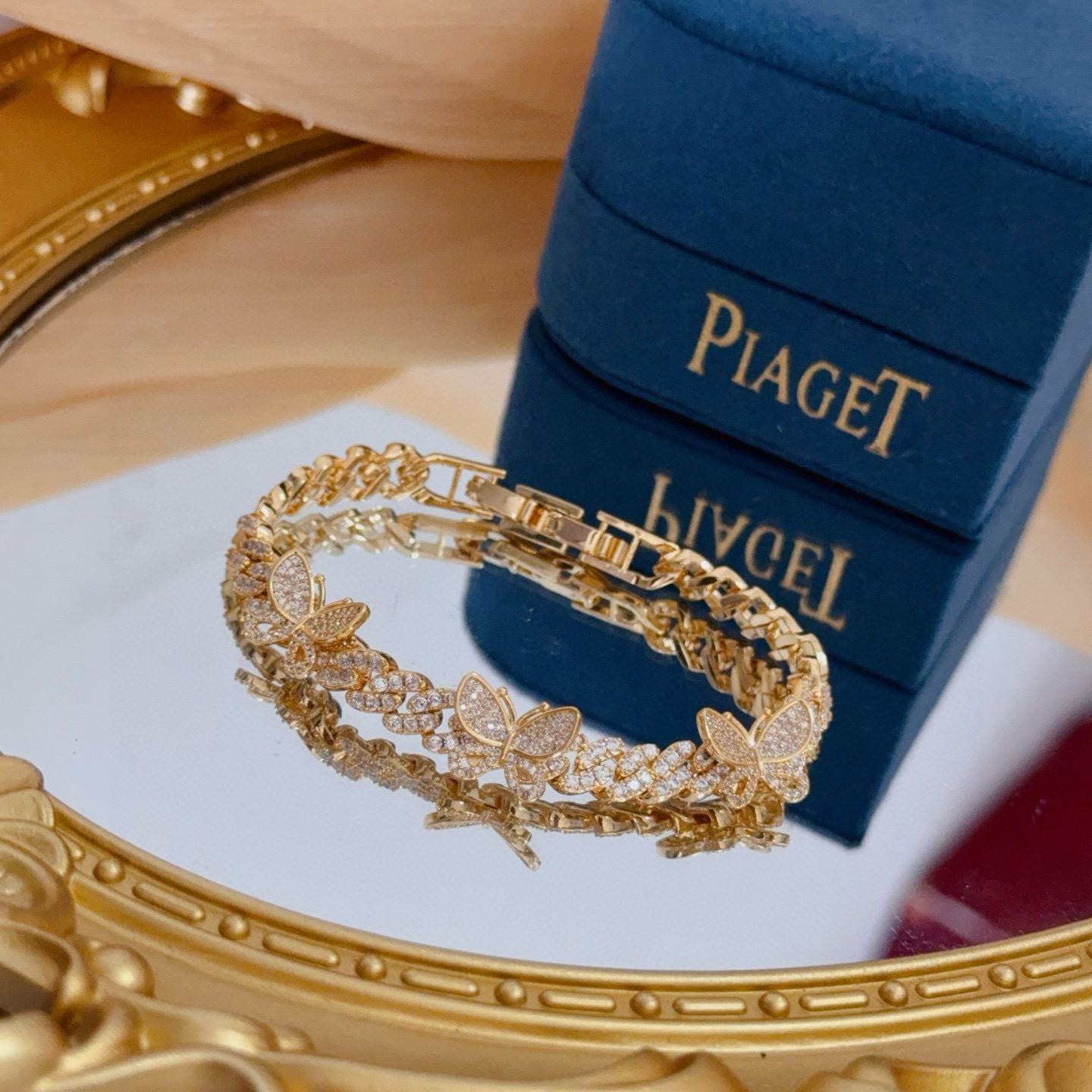 Piaget伯爵手链 高端定制版本 镶嵌钻工艺 ，V金材质 ，细节处尽显奢华。金属质感与纹理相互映衬，光