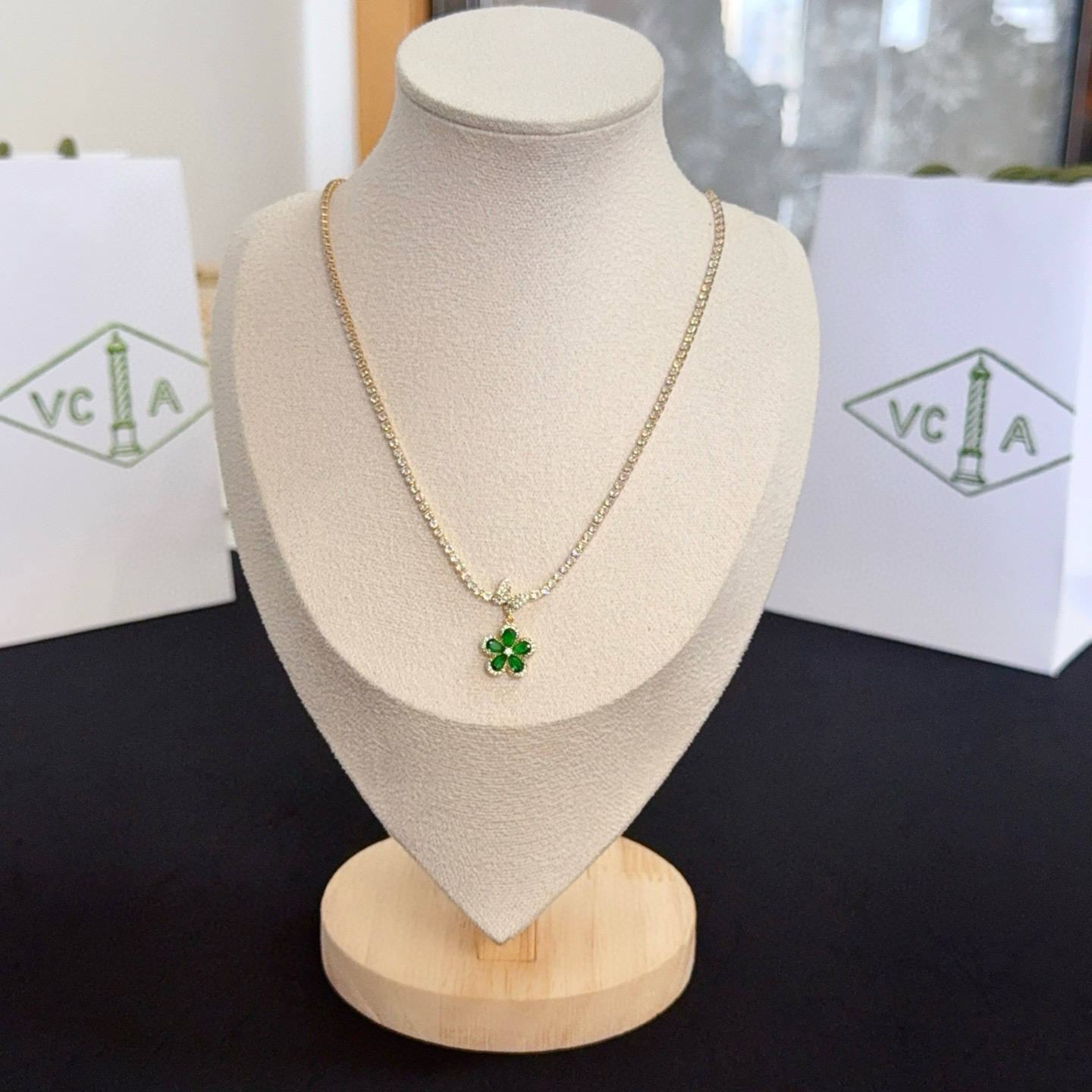 NO:754811,[Seiko Original] Popular VCA Four-leaf Clover Van Cleef & Arpels Necklace V Gold Level Classic Work Same as the Official Website Fashion Trend Multi-layered Metal Carving Design Makes the Petals More Three-dimensional Inlaid with Full Diamond Craftsmanship Shows Femininity [Gift] Four-leaf Clover Lucky Pattern Symbolizing Luck and Happiness Unique and Romantic Combining Simple and Harmonious Lines with Materials Polished and Polished to Show Nobility and Elegance [Celebration] [Celebration], jewelry boutique, van cleef, necklace19860909〔精工原版〕爆款 VCA四叶草梵克雅宝项链 V金等级 经典之作 官网同款 时尚潮流 采用多层次金属雕刻设计 使花瓣更立体 镶嵌满钻工艺 尽显女性柔美气质[礼物] 四叶草幸运图案 象征幸运和幸福 独特又浪漫将简单和谐的线条与材质相融合 经过抛光和打磨 彰显高贵优雅[庆祝][庆祝],饰品精品,van cleef,necklace,Jewelry