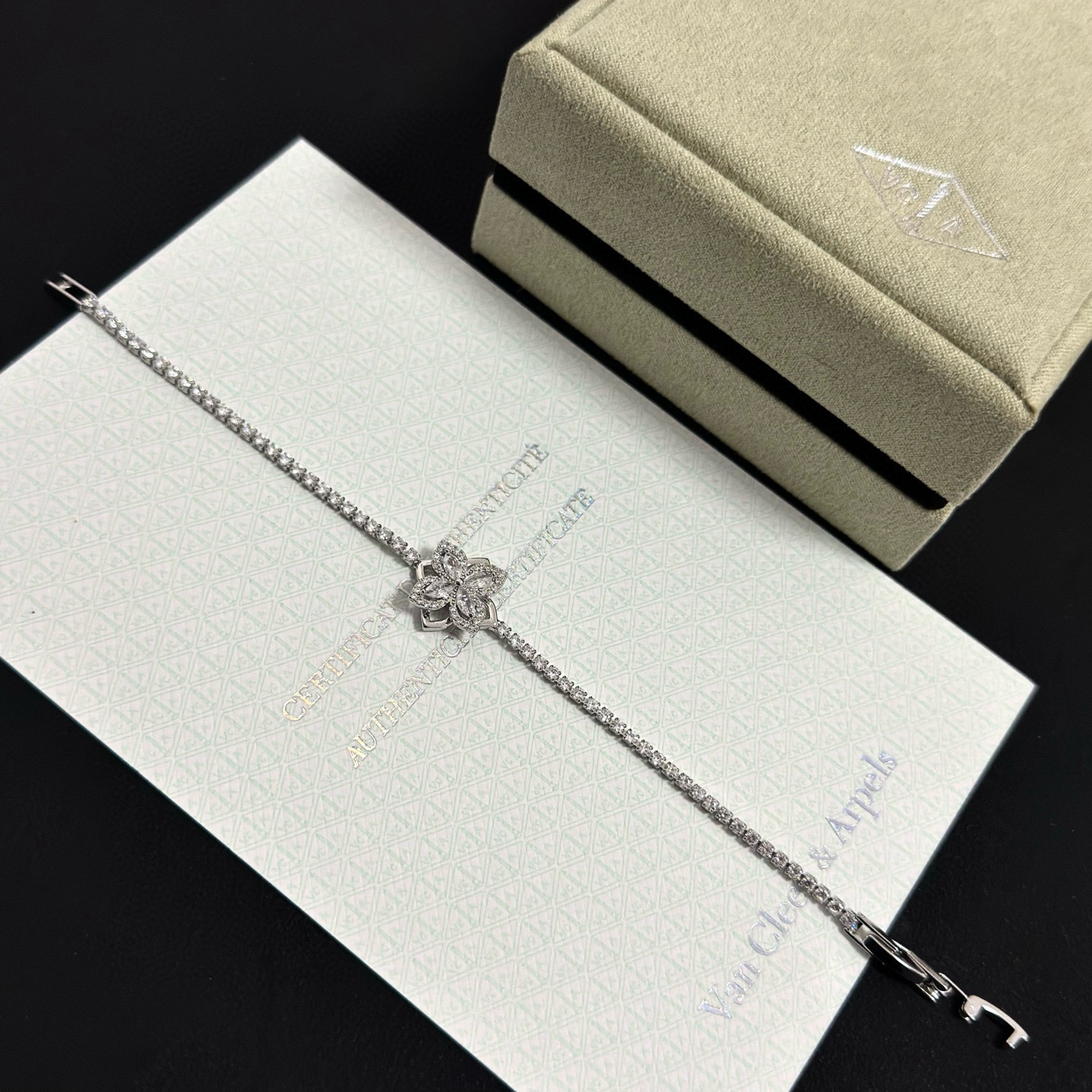 〔精工原版〕爆款 VCA四叶草🍀梵克雅宝手链 V金等级 经典之作 官网同款 时尚潮流 采用多层次金属雕刻