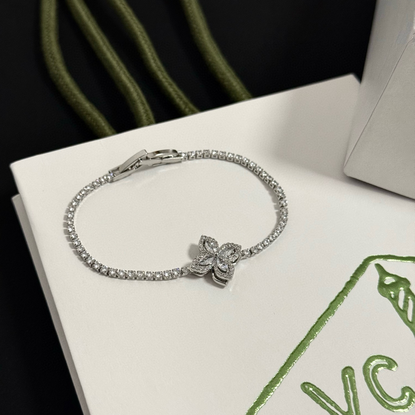 〔精工原版〕爆款 VCA四叶草🍀梵克雅宝手链 V金等级 经典之作 官网同款 时尚潮流 采用多层次金属雕刻