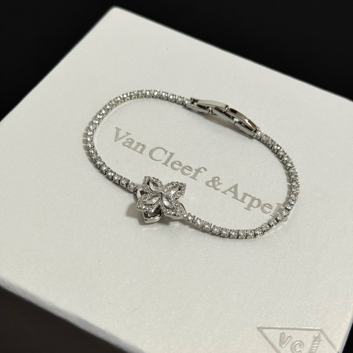 〔精工原版〕爆款 VCA四叶草🍀梵克雅宝手链 V金等级 经典之作 官网同款 时尚潮流 采用多层次金属雕刻