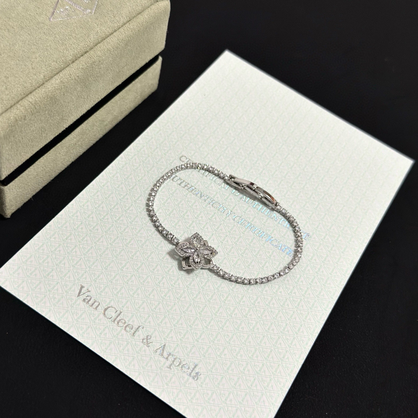 〔精工原版〕爆款 VCA四叶草🍀梵克雅宝手链 V金等级 经典之作 官网同款 时尚潮流 采用多层次金属雕刻