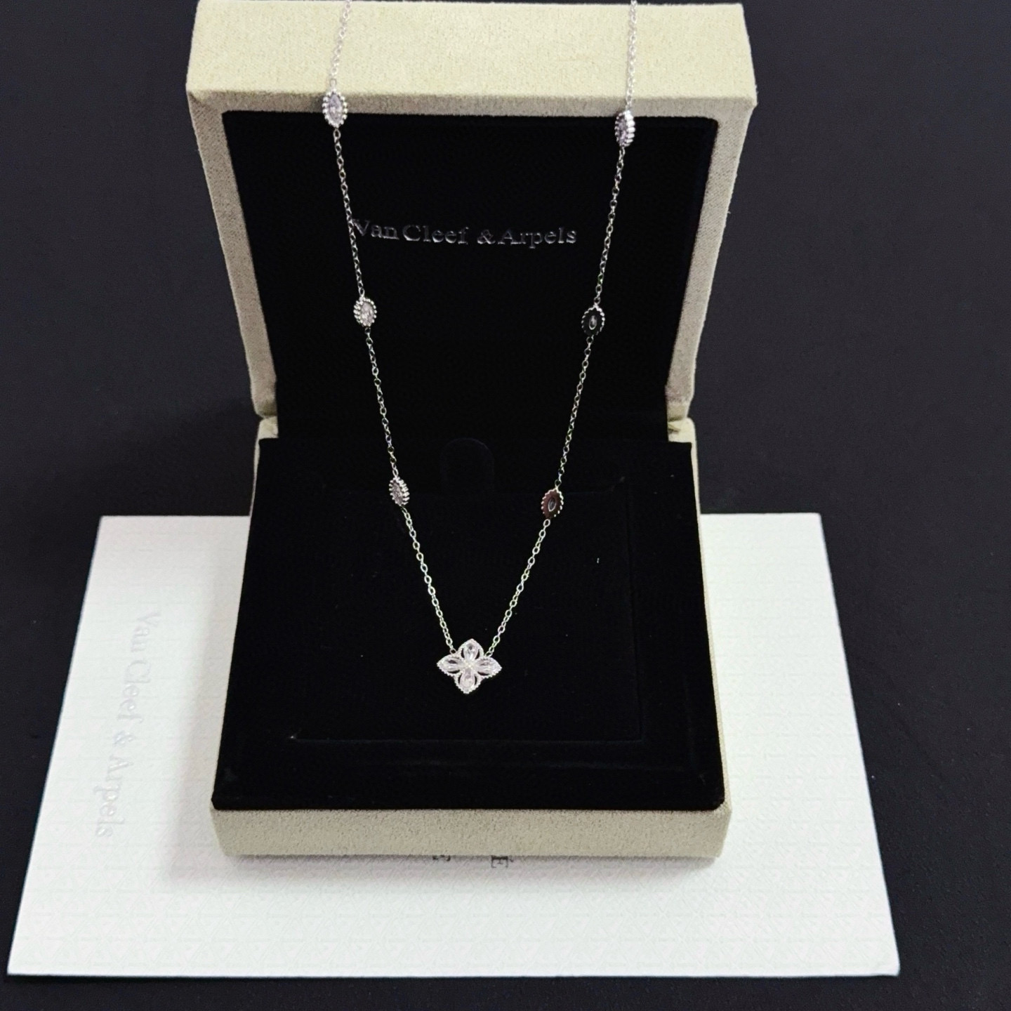 NO:754817,[Seiko original] popular VCA four-leaf clover Van Cleef & Arpels necklace, V gold level, classic, same style as the official website, fashion trend, using multi-layered metal carving design to make the petals more three-dimensional, inlaid with full diamond technology, showing the feminine temperament [gift] four-leaf clover lucky pattern, symbolizing luck and happiness, unique and romantic, integrating simple and harmonious lines with materials, polished and polished, showing nobility and elegance [celebration] [celebration], boutique jewelry, van  Cleef,necklace19860909〔精工原版〕爆款 VCA四叶草梵克雅宝项链,V金等级 经典之作 官网同款 时尚潮流 采用多层次金属雕刻设计 使花瓣更立体 镶嵌满钻工艺 尽显女性柔美气质[礼物] 四叶草幸运图案 象征幸运和幸福 独特又浪漫将简单和谐的线条与材质相融合 经过抛光和打磨 彰显高贵优雅[庆祝][庆祝],饰品精品,van cleef,necklace,Jewelry