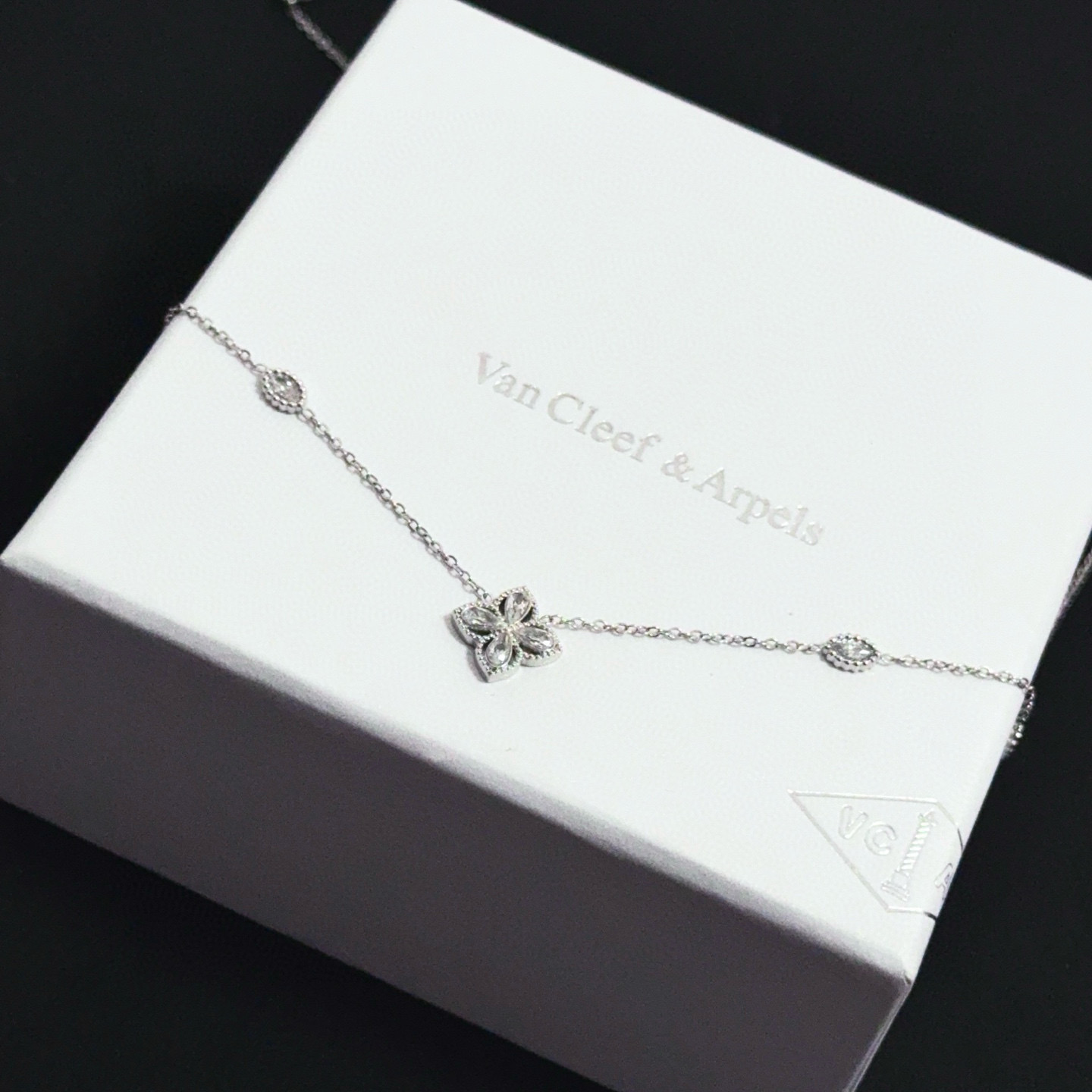 〔精工原版〕爆款 VCA四叶草🍀梵克雅宝项链，V金等级 经典之作 官网同款 时尚潮流 采用多层次金属雕刻
