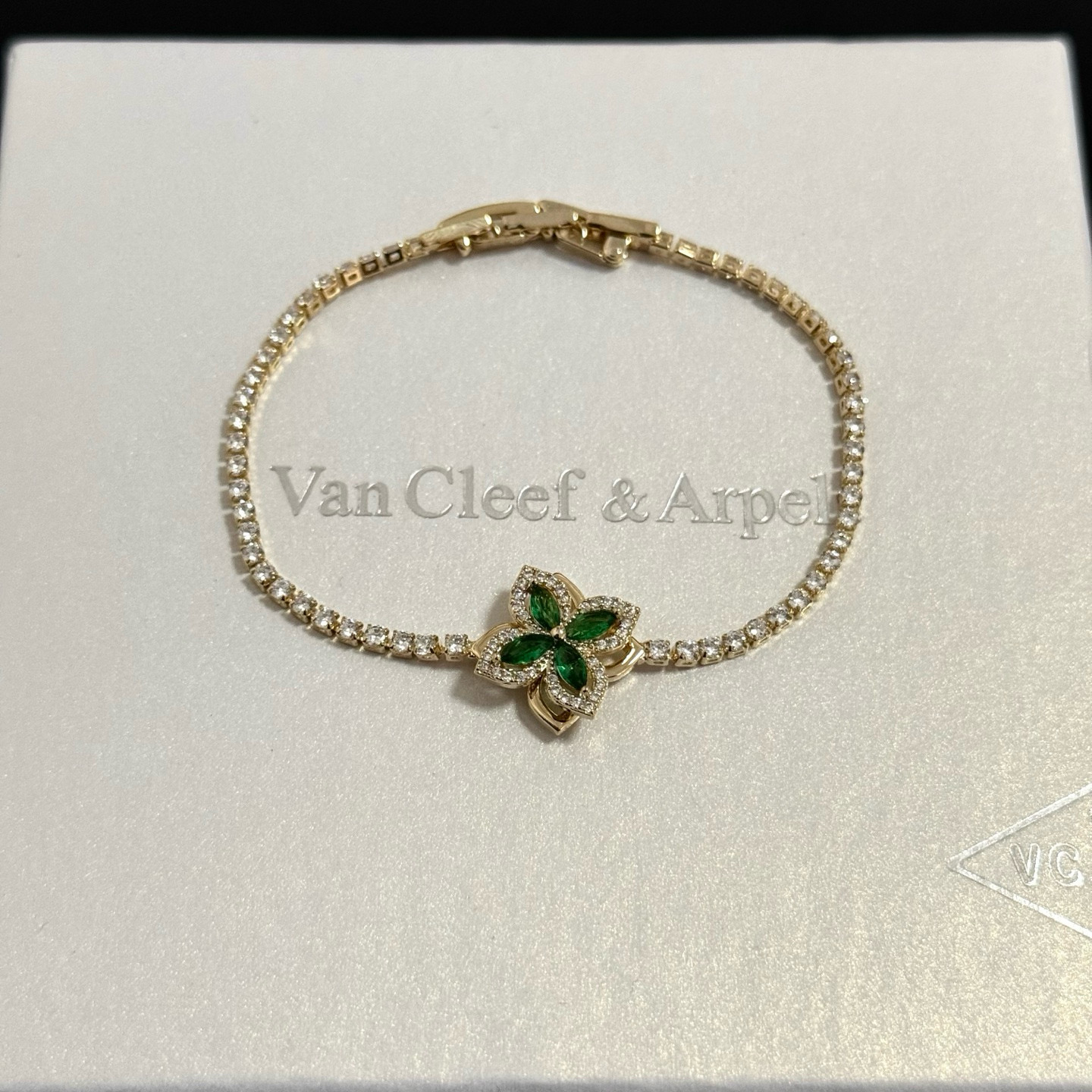 NO:754820,[Seiko Original] Popular VCA Four-leaf Clover Van Cleef & Arpels Bracelet V Gold Level Classic Work Same as Official Website Fashion Trend Multi-layered metal carving design makes the petals more three-dimensional. Inlaid with full diamond craftsmanship, it shows the feminine temperament [Gift] Four-leaf clover lucky pattern symbolizes luck and happiness. Unique and romantic, blending simple and harmonious lines with materials. Polished and polished, showing nobility and elegance [Celebration] [Celebration], boutique jewelry, van  cleef,bracelet19860909〔精工原版〕爆款 VCA四叶草梵克雅宝手链 V金等级 经典之作 官网同款 时尚潮流 采用多层次金属雕刻设计 使花瓣更立体 镶嵌满钻工艺 尽显女性柔美气质[礼物] 四叶草幸运图案 象征幸运和幸福 独特又浪漫将简单和谐的线条与材质相融合 经过抛光和打磨 彰显高贵优雅[庆祝][庆祝],饰品精品,van cleef,bracelet,Jewelry