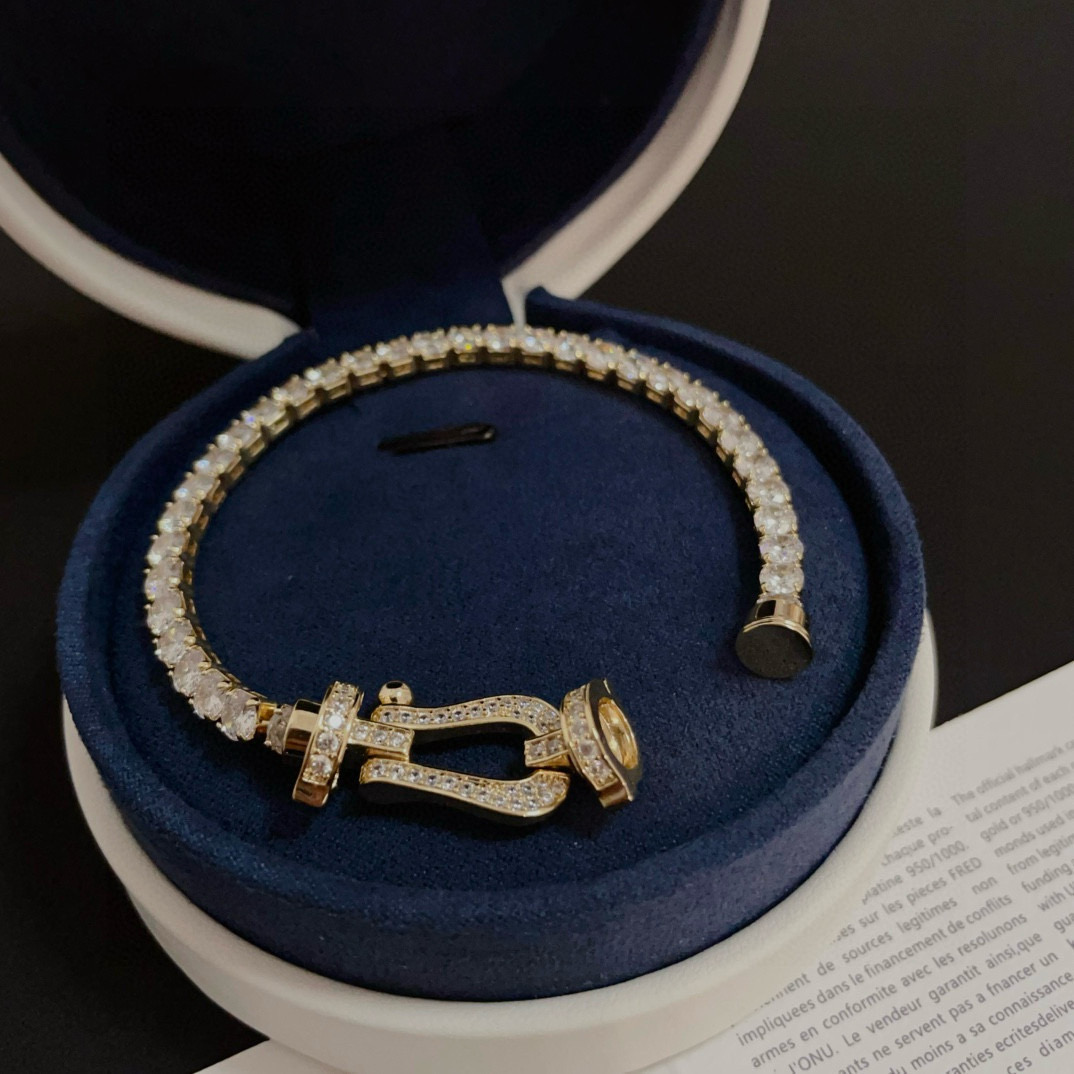 ❤火爆🎉 𝗙𝗥𝗘𝗗 费雷德满钻马蹄扣手镯 经典百搭，网红达人 时尚一族备必‬单品，时尚精致，1：1对版定