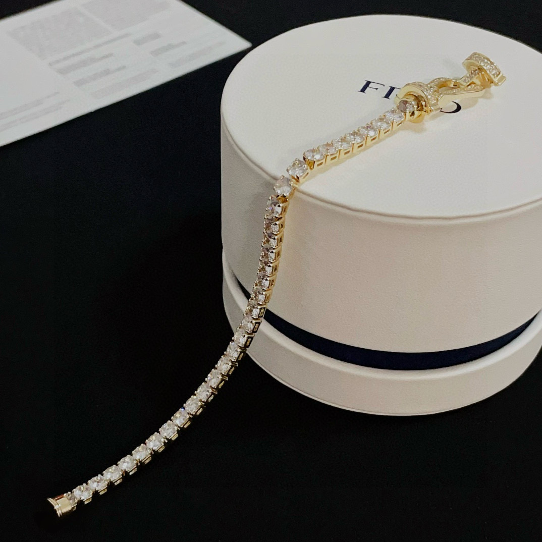 ❤火爆🎉 𝗙𝗥𝗘𝗗 费雷德满钻马蹄扣手镯 经典百搭，网红达人 时尚一族备必‬单品，时尚精致，1：1对版定