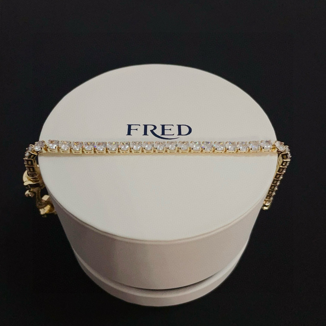 ❤火爆🎉 𝗙𝗥𝗘𝗗 费雷德满钻马蹄扣手镯 经典百搭，网红达人 时尚一族备必‬单品，时尚精致，1：1对版定