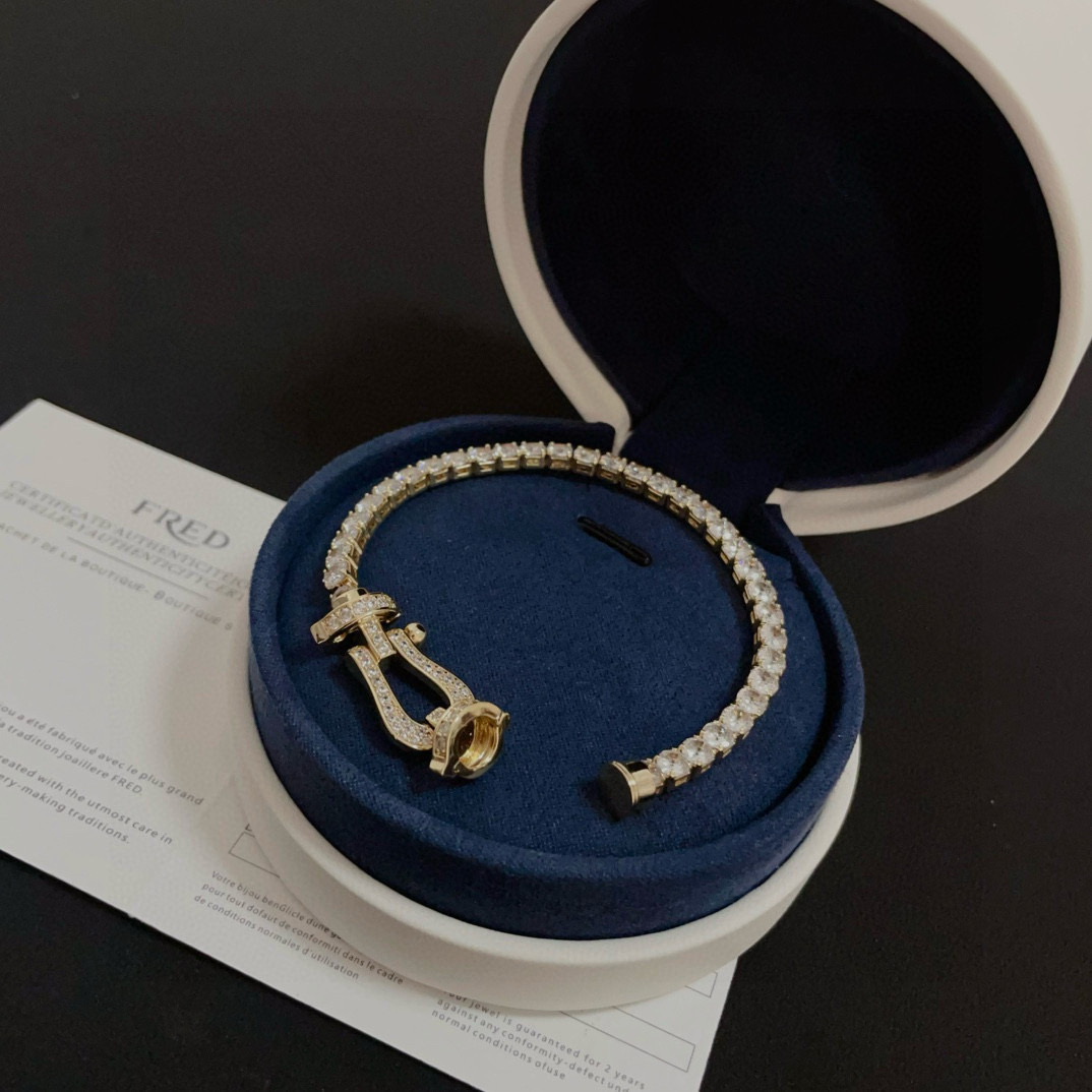 ❤火爆🎉 𝗙𝗥𝗘𝗗 费雷德满钻马蹄扣手镯 经典百搭，网红达人 时尚一族备必‬单品，时尚精致，1：1对版定